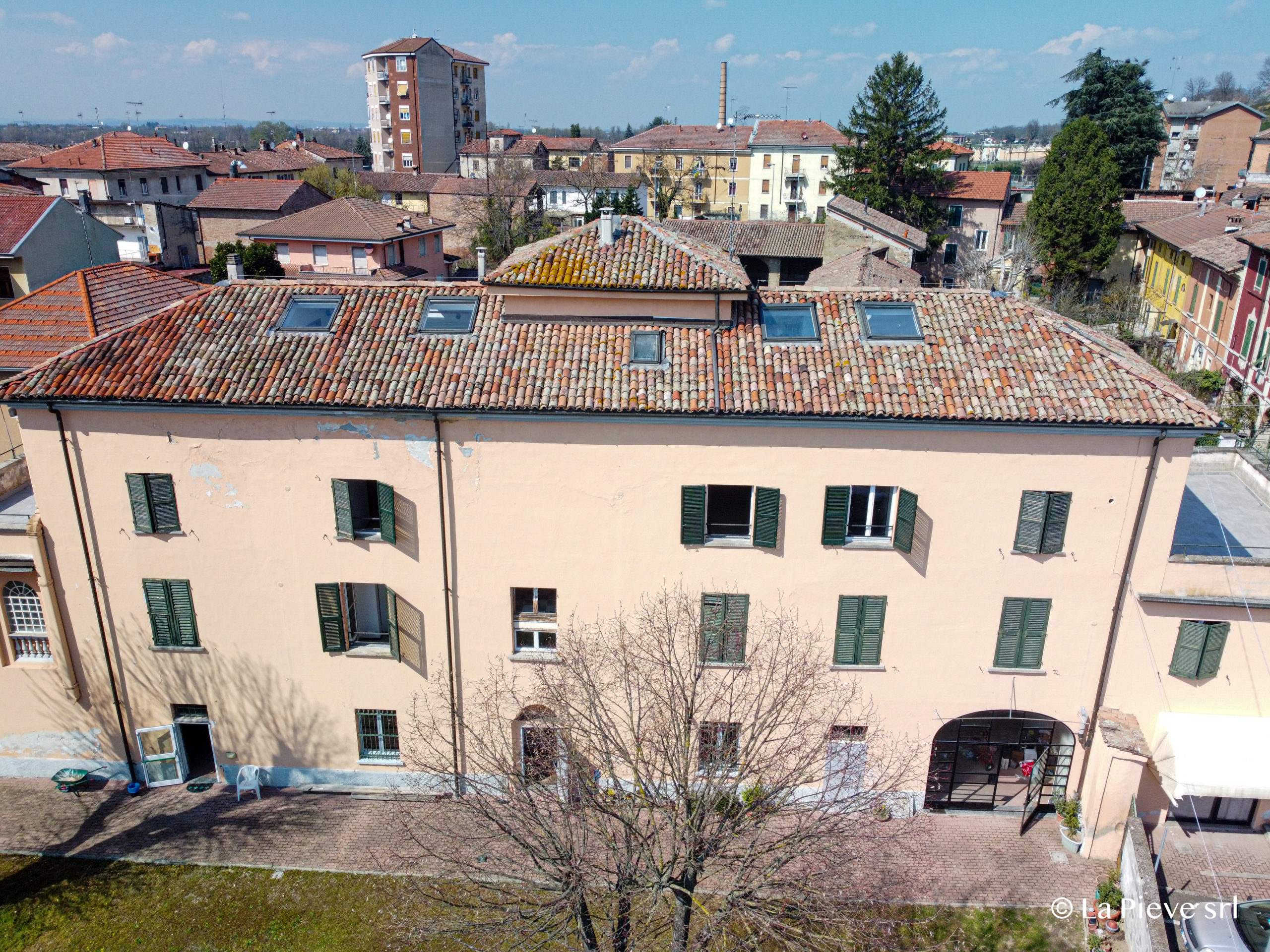 Vendesi stabile terra cielo Villalvernia zona centrale