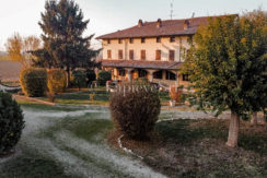 Vendesi Casale piemontese ampia corte e terreno agricolo